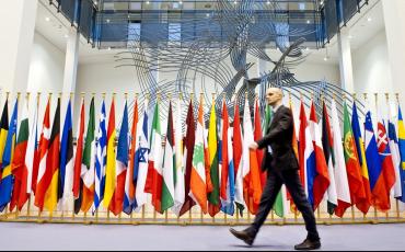 Aufnahme bei einer Sitzung der Union für den Mittelmeerraum im Europäischen Parlament. Foto: "Union for the Mediterranean: EP hosts debate on the way forward after the Arab Spring" (https://flic.kr/p/eaEpyn) von European Parliament (https://www.flickr.com/photos/european_parliament/). Lizenz: CC BY-NC-ND 2.0 (https://creativecommons.org/licenses/by-nc-nd/2.0/) 