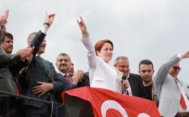 Meral Akşener, Gründerin der neuen Good Party, mit ehemaligen MHP-Parteikollegen. Das Handzeichen steht für die ultranationalistische bis faschistische Organisation der Grauen Wölfe. Foto: Yıldız Yazıcıoğlu/WikiCommons https://commons.wikimedia.org/wiki/Category:Meral_Ak%C5%9Fener#/media/File:Meral_Ak%C5%9Fener_delivering_a_speech.jpg (Public Domain)