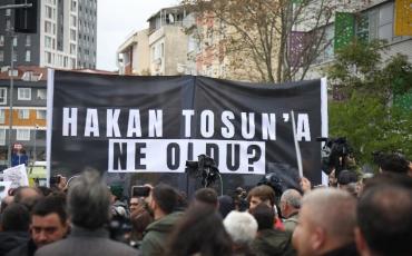 Hakan Tosuns Beerdigung in Istanbul, „Was ist mit Hakan Tosun passiert?“, Foto: Erdoğan Alayumat