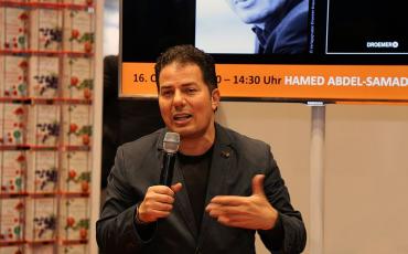 Autor Hamed Abdel Samad auf der Franfurkter Buchmesse. Foto: JCS/Wikicommons (https://upload.wikimedia.org/wikipedia/commons/3/39/Frankfurter_Buchmesse_2015_-_Hamed_Abdel-Samad_4.JPG)