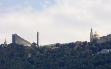 Die maronitische Kirche "Notre Dame de Harissa" (links) neben der griechisch-katholischen "St. Paul"-Kathedrale. Bild: Straub