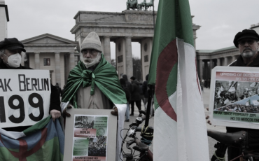 Hirak Berlin-Aktivist:innen am Brandenburger Tor. Foto: Caman Baziz