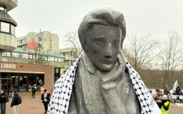 Die Heinrich-Heine-Statue auf dem Campus der HHU mit einer Kuffiye bedeckt. Foto: Students for Palestine HHU