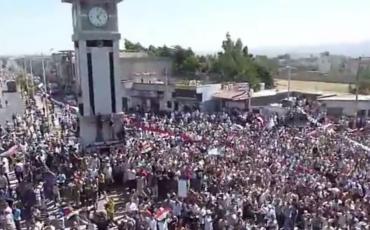 Demonstration im Jahr 2011 auf dem "Platz der Freiheit" in al-Hula. Bildquelle: Screenshot von youtu.be/wB6lyJYXPfM