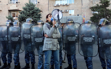 Mit Megafon gegen die korrupte politische Führung: Eine Frau ergreift das Wort während der Proteste in Armenien im April 2018.