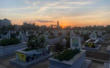 Gräber gefallener Anhänger der kurdischen Freiheitsbewegung auf einem Friedhof in Qamishli. Foto: Khabat Abbas