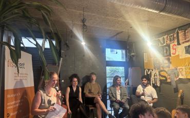 Henriette Raddatz stellt dis:orient vor. Auf dem Podium sitzen die Podcast-Gäste Sarah El Bulbeisi und Tomer Dotan-Dreyfus mit den Hosts Valentin und Kian.