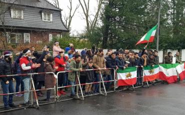 Solidaritätsprotest mit den Demonstrationen in Iran vor der iranischen Botschaft in Berlin. Foto: voanews.com/wikicommons (Public Domain)