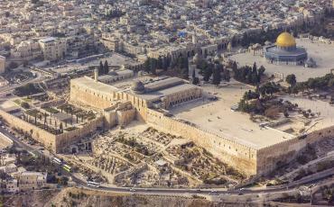 Blick auf al-Aqsa-Moschee (Mitte) und Felsendom - die Anlage "Haram al-Scharif" ist eine der heiligsten Stätten im Islam. Viele Palästinenser fürchten, dass Israel sie am Tempelberg ausbootet. Foto: Andrew Shiva / Wikipedia / CC BY-SA 4.0
