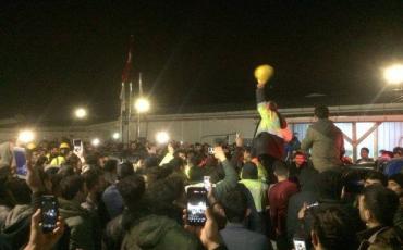 Arbeiter blockieren ein Verwaltungsgebäude an der Flughafenbaustelle. Foto: İnşaat İş (mit freundlicher Genehmigung)