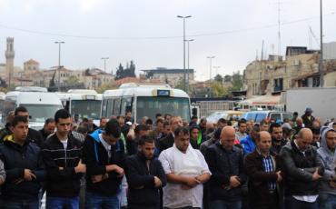 Etwa 150 Männer verrichten ihr Freitagsgebet vor dem Damaskustor in Jerusalem - Israels Regierung hatte den Tempelberg für sie gesperrt. Foto: Clara Hanfland