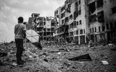 Das Bild des palästinensischen Kindes mit dem Drachen entstand im August 2014, während der israelischen Militäroperation Protective Edge im Gaza Streifen. Photo: Basel Yazouri