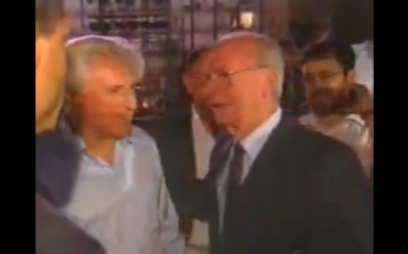 Shlomo Lahat (l.) und Jitzhak Rabin nach der Demonstration in Tel Aviv am 4. November 1995. Wenige Minuten später wird Rabin erschossen. Bild: Screenshot.