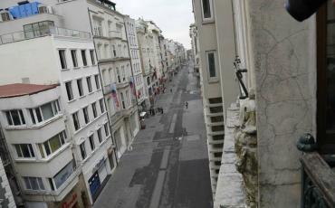 Die menschenleere Istiklal-Straße in Istanbul nach dem vom IS ausgeführten Selbstmordanschlag am 19. März. Foto: "Istanbul Revolution" (https://www.facebook.com/istanbulrevolution/)