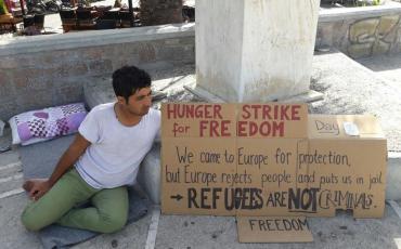 Inmitten von Touristen und Cafés ist Arash Hampay auf der Insel Lesbos in den Hungerstreik getreten. Foto: Lorraine Leete, Legal Centre Lesbos