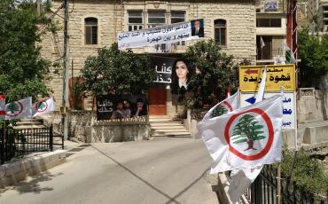 Flaggen der Lebanese Forces und Wahlplakate in der Stadt Zahlé. Foto: Bodo Straub