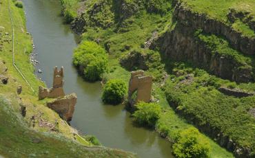 This bridge over the Akhuryan river was a part of the Silk Road, but nowadays no longer connects Armenia (right) to Turkey (left). Photo: Marten Lopatka (CC BY-SA 2.0)