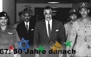 Gehen gerade den ägyptisch-jordanischen Verteidigungspakt unterzeichnen: König Hussein (links) und Gamal Abdel Nasser (Mitte) am 30. Mai 1967. Rechts Ägyptens Generalstabschef Abdel Hakim Amer. Foto: Not credited, Bibliotheca Alexandrina, Public Domain, Wikicommons