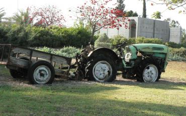 Traktor in Netiv HaAsara, im Hintergrund ein Bunker gegen die Qassam-Raketen. In dem Dorf am Rand des Gazastreifens lebt Roni Keidar, die sich für eine friedliche Lösung des Konflikts einsetzt. Bild: MathKnight / WikiCommons. (CC BY-SA 3.0)