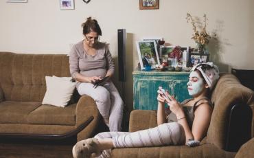 Shokoofas Mutter Ensieh und Schwester Newsha kurz vor Neujahrsbeginn, Babol, Iran 2020 Foto von Shokoofa Molana