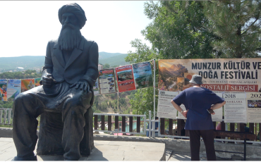 Plakate des Festivals am Seyit-Riza Platz in Dersim. Seyit Riza wurde 1938 als vermeintlicher Anführer des Dersim-Aufstandes von 1837/38 gehängt und ist Symbol des Widerstandes. Foto: Lennart Kreuzfeld (5). 
