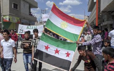 Demonstration pro-revolutionärer Aktivist_innen in Elend Kobani in der Provinz Aleppo im April 2012. Christoph Reuter zu internationalen Medien: "Wenn ich nach Lektüre gehen würde, so hätte ich das Gefühl, alle lokalen Räte seien zusammengebrochen und es gibt nur noch Chaos und Zustände wie in Somalia. Aber dann ist man drin und sieht, es gibt sie immer wieder oder es gibt sie immer noch." Bild: Freedom House / Flickr. CC-BY