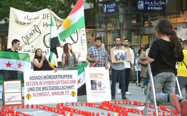 Foto: Leonhard Lenz, Quelle: Wiki Commons, https://commons.wikimedia.org/wiki/File:Demonstration_against_the_war_in_Syria_in_Berlin_26._of_February_2018_03.jpg