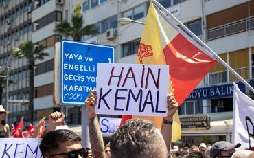 Kundgebung mit Özgür Özel in Izmir nach dem Urteil zur „mutlak butlan“-Entscheidung, 26. Mai 2026. Auf dem Schild steht „Verräter Kemal“. Foto: Koray, Wikimedia Commons, CC BY-SA 4.0.