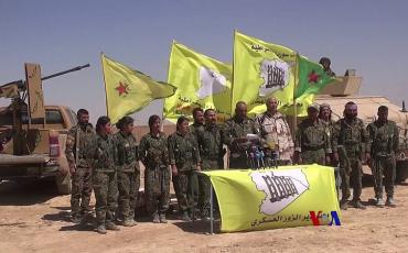 Streitkräfte der „Syrian Democratic Forces“ (SDF) verkünden am 09. September die Offensive auf Deir az-Zor. Foto: VOA/ Wikicommons, Public Domain (https://commons.wikimedia.org/wiki/File:Syrian_Democratic_Forces_announce_Deir_ez-Zor_offensive.jpg)