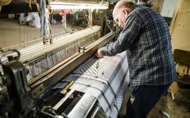 Musterdesign, Spinnen, Weben, Schneiden, Veredeln – in diesen fünf Schritten erfolgt die Produktion einer traditionellen Kufiya. Foto: Hirbawi-Weberei