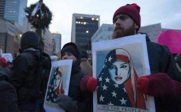 Als „Beginn des amerikanischen Frühlings“ bezeichnet ein kuwaitischer Journalist die Proteste gegen das Einreiseverbot in den USA. Das Bild zeigt Demonstranten in Minneapolis, Minnesota. Foto: Flickr/Fibonacci Blue, https://flic.kr/p/REN4k1, CC-BY 2.0, https://creativecommons.org/licenses/by/2.0/. 