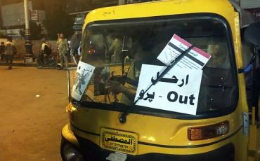 Tuktuk, das dreirädrige Transportfahrzeig in Bagdad, ist zum Symbol der Revolution geworden. Hier mir dem Slogan «Hau ab» auf Arabisch, Kurdisch und Englisch.  Foto: Ansar Jasim / Schluwa Sama