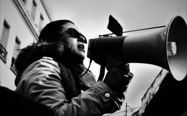 Eine Frau protestiert in Tunis. Wie sie gingen Zehntausende im ganzen Land auf die Straße. Foto: Malek Khemiri (mit freundlicher Genehmigung)