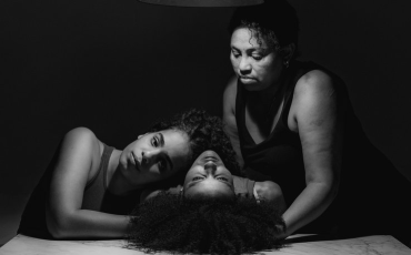 Das Theaterstück "When I saw the Sea" behandelt die Situation von Arbeitsmigrant:innen im Libanon. Foto: Wanda Siegfried