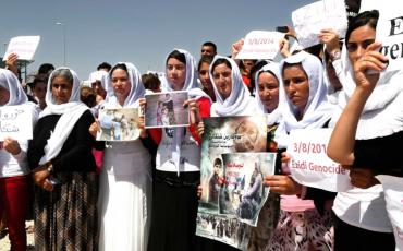 Jesid:innen protestieren 2015 in Dohuk im Norden Iraks gegen die Gewalt des IS, der zahlreiche jesidische Frauen verschleppte, missbrauchte und verkaufte. Foto: Seivan M.Salim - AP