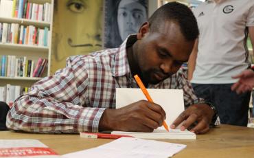 Zains erste Lesung in Hildesheim am Weltflüchtlingstag im Juni 2019. Foto: Mareike Schrader (C)