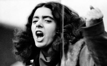 Eine junge Iranerin währen der Proteste 1979. Mit Genehmingung der Fotografin Maryam Zandi. https://maryamzandi.com/ 