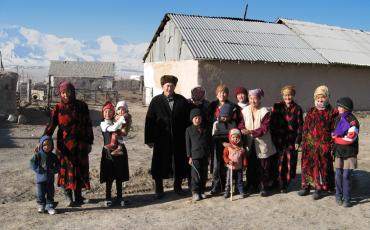 Ein Familienfoto aus Südkirgistan. Ein Beitrag widmet sich den familiären Bewältigungsmechanismen von bewaffnetem Konflikt in dieser Region. Foto: Betta27/Wikicommons (https://commons.wikimedia.org/w/index.php?title=Special:Search&limit=500&offset=0&profile=default&search=betta27&searchToken=bngpyenk4yrayylao5gwfg529#/media/File:Kyrgyz_family_Sary-Mogol.jpg), Lizenz: cc-by 3.0 (http://creativecommons.org/licenses/by/3.0)