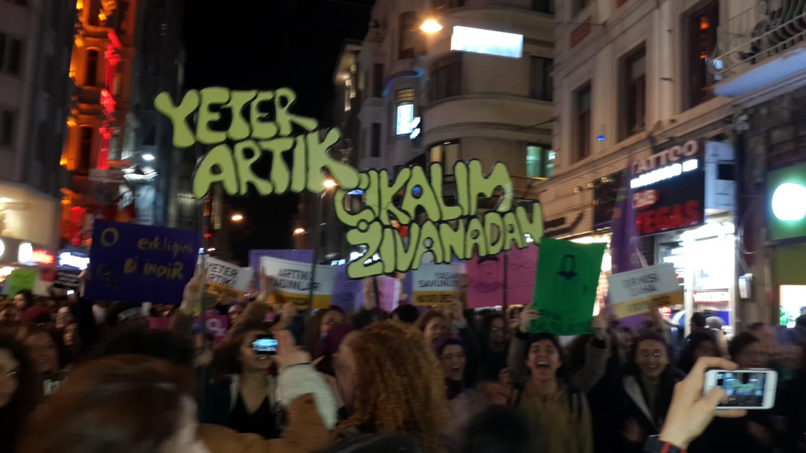 „Genug ist genug, lasst uns auf die Barrikaden gehen!“ - Demonstrantinnen halten diese Buchstaben in die Luft, Istanbul 8. März 2015. Foto: Şengül Gülçiçek Demir  