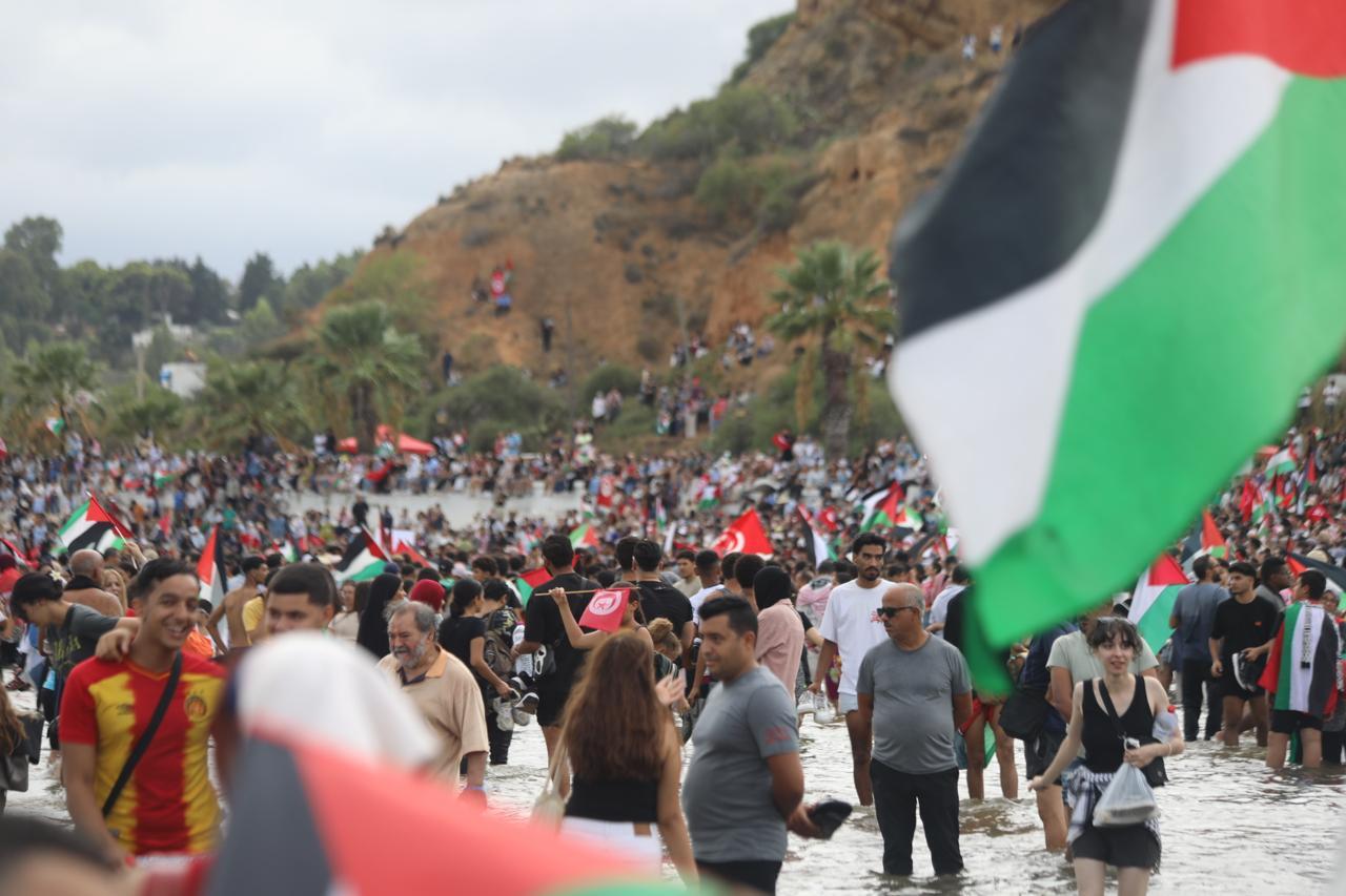 Menschen versammeln sich am Hafen von Sido Bou Said in Tunis. Foto: Fatma.