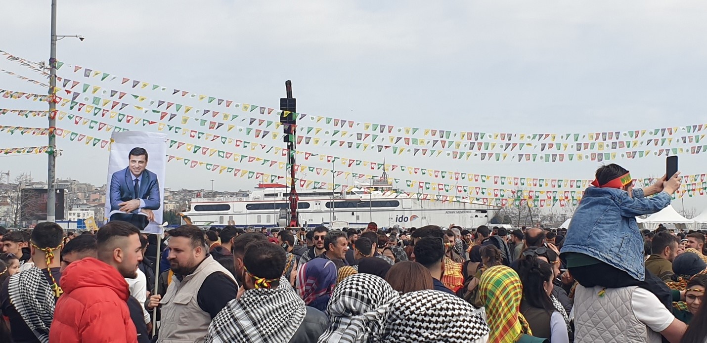 Newroz-Teilnehmende in Istanbul erinnern an den ehemaligen Co-Vorsitzenden der HDP Selahattin Demirtaş, der seit 2016 unrechtmäßig in Haft sitzt. Foto: Filiz Yildirim.