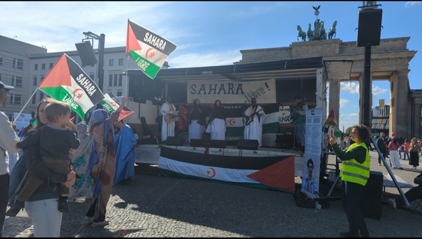 Sahrauische Solidaritätsveranstaltung vor dem Brandenburger Tor.  Foto: Lennart Kreuzfeld