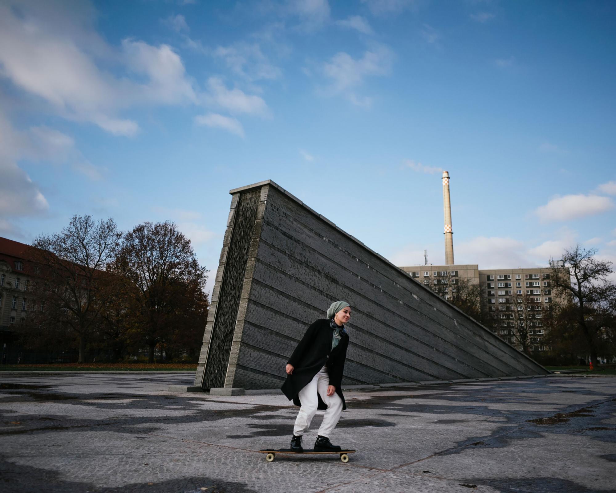 Medizinstudentin Säli auf dem Longboard. Foto: Julius Matuschik 2021.