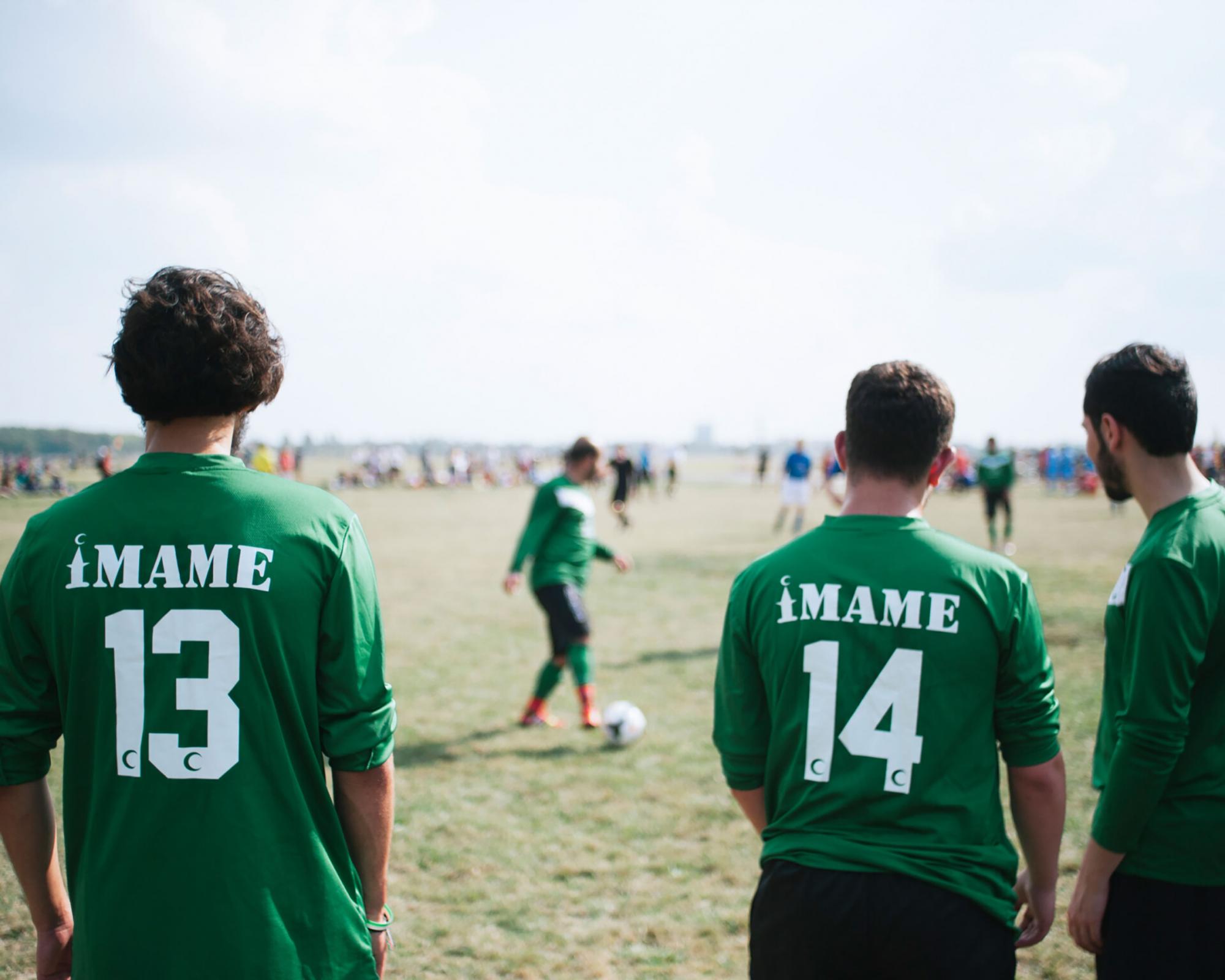 „Pfarrer gegen Imame“ auf dem Tempelhofer Feld. Foto: Julius Matuschik 2021.