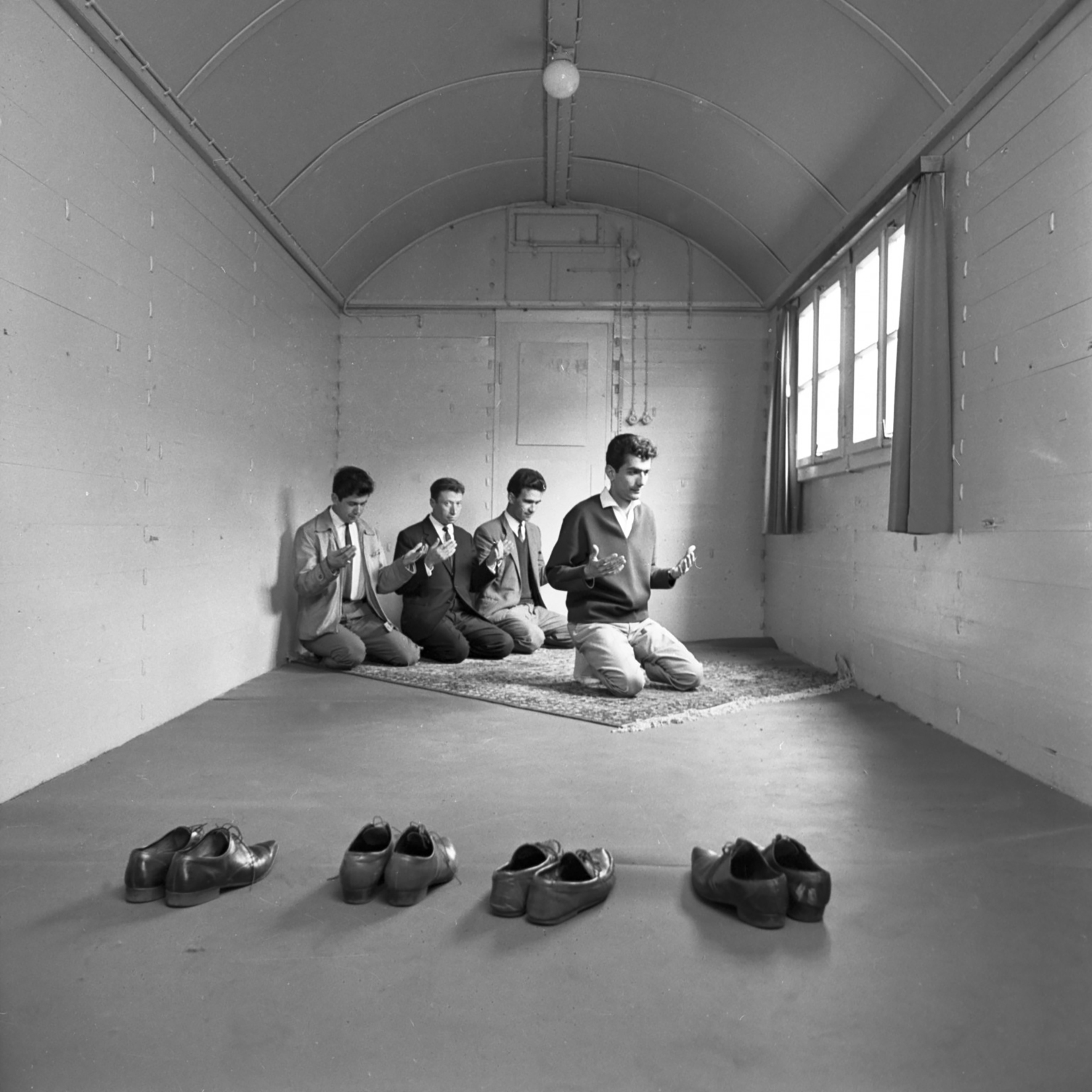 Muslime im „Gebetswaggon“ der Deutschen Bahn. Foto: Wilhelm Hauschild 1964.