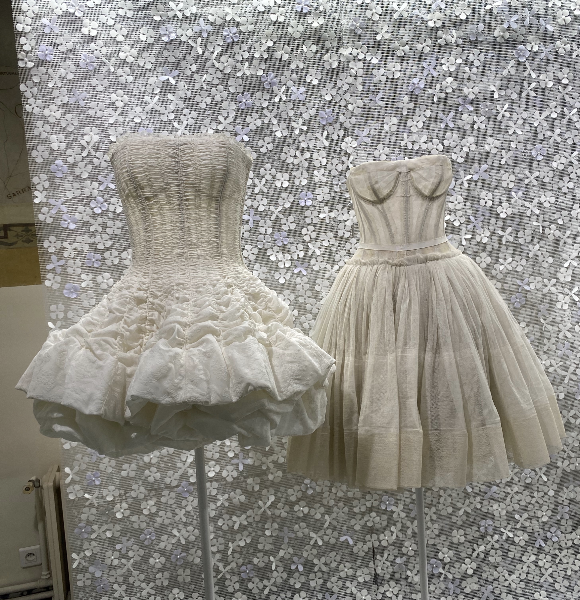 Links Azzedine Alaïa (Prêt-à-porter, Frühling-Sommer 2006), rechts Christian Dior (Haute Couture, Frühling-Sommer 1956). Foto: Claire DT.