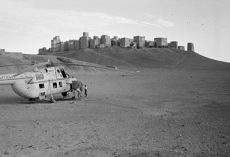 Ein abgeschossener JAR-Hubschrauber mit den alten Insignien des Königreichs. Foto: alamree.net (https://alamree.net/sanaa1/h2/ye-1962-63_72.jpg), public domain