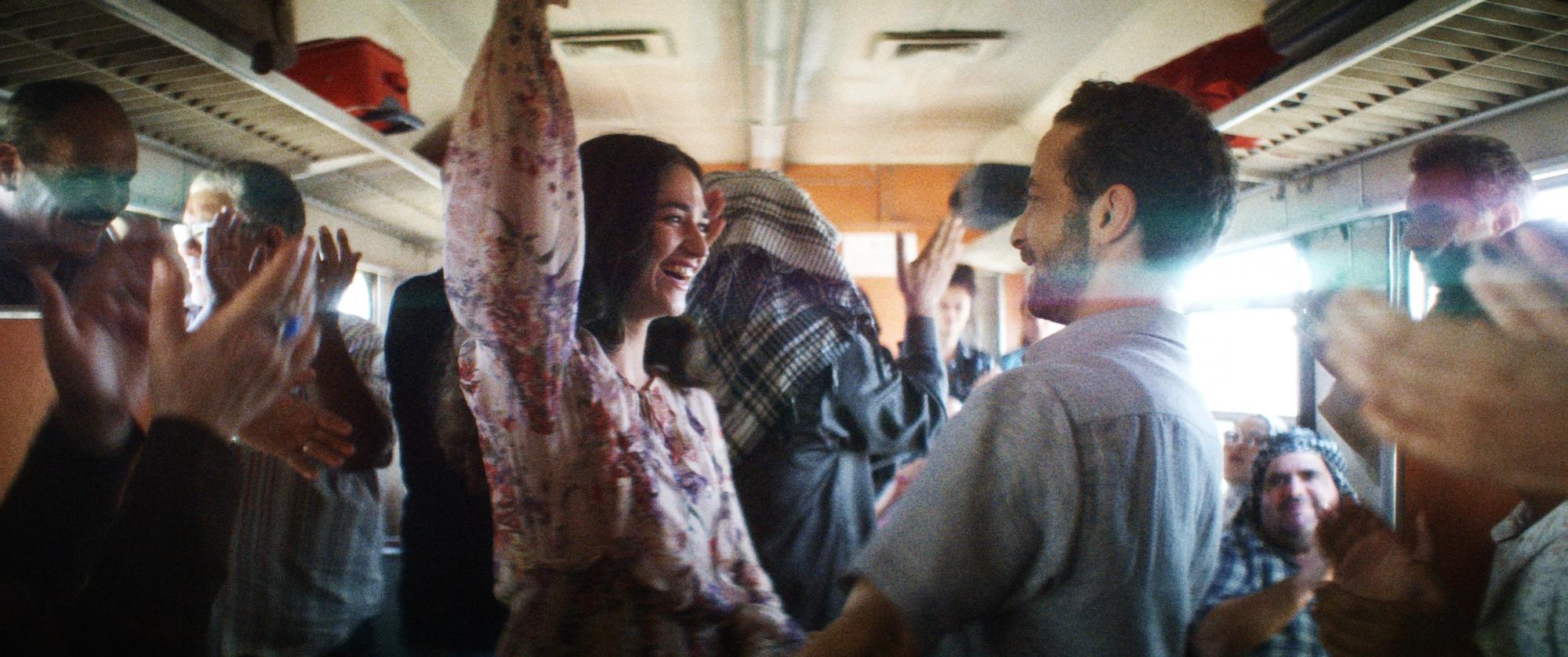 Sam Ali und Abeer feiern ihre Liebe in einem syrischen Zugabteil. Copyright: eksystent Filmverleih.