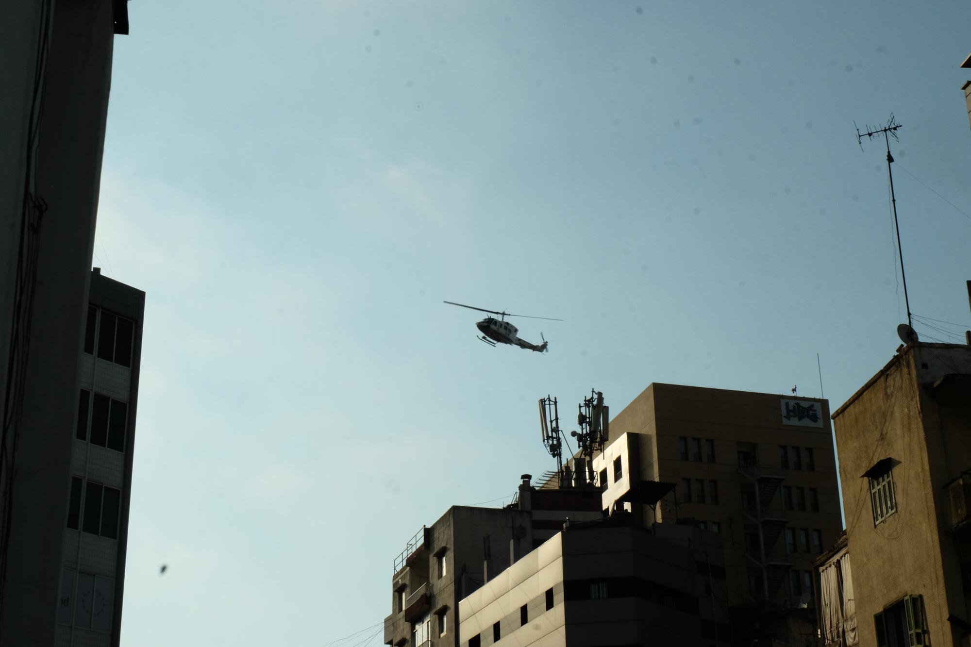 Ein Helikopter der Vereinten Nationen fliegt über Beirut am Tag der Entwaffnung des Flüchtlingslager Burj al-Burjneh. 21.08. 2025 Foto: Justus Könneker.