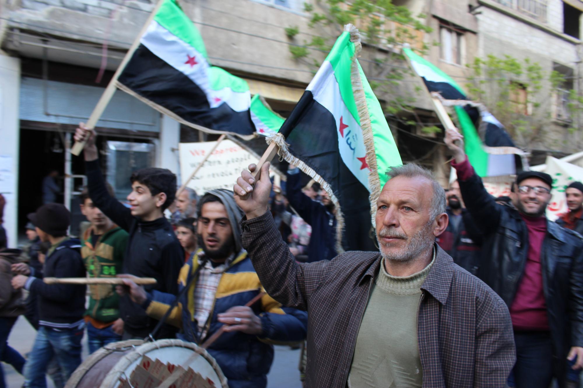 Friedliche Proteste zu Beginn der syrischen Revolution Foto Adopt a Revolution